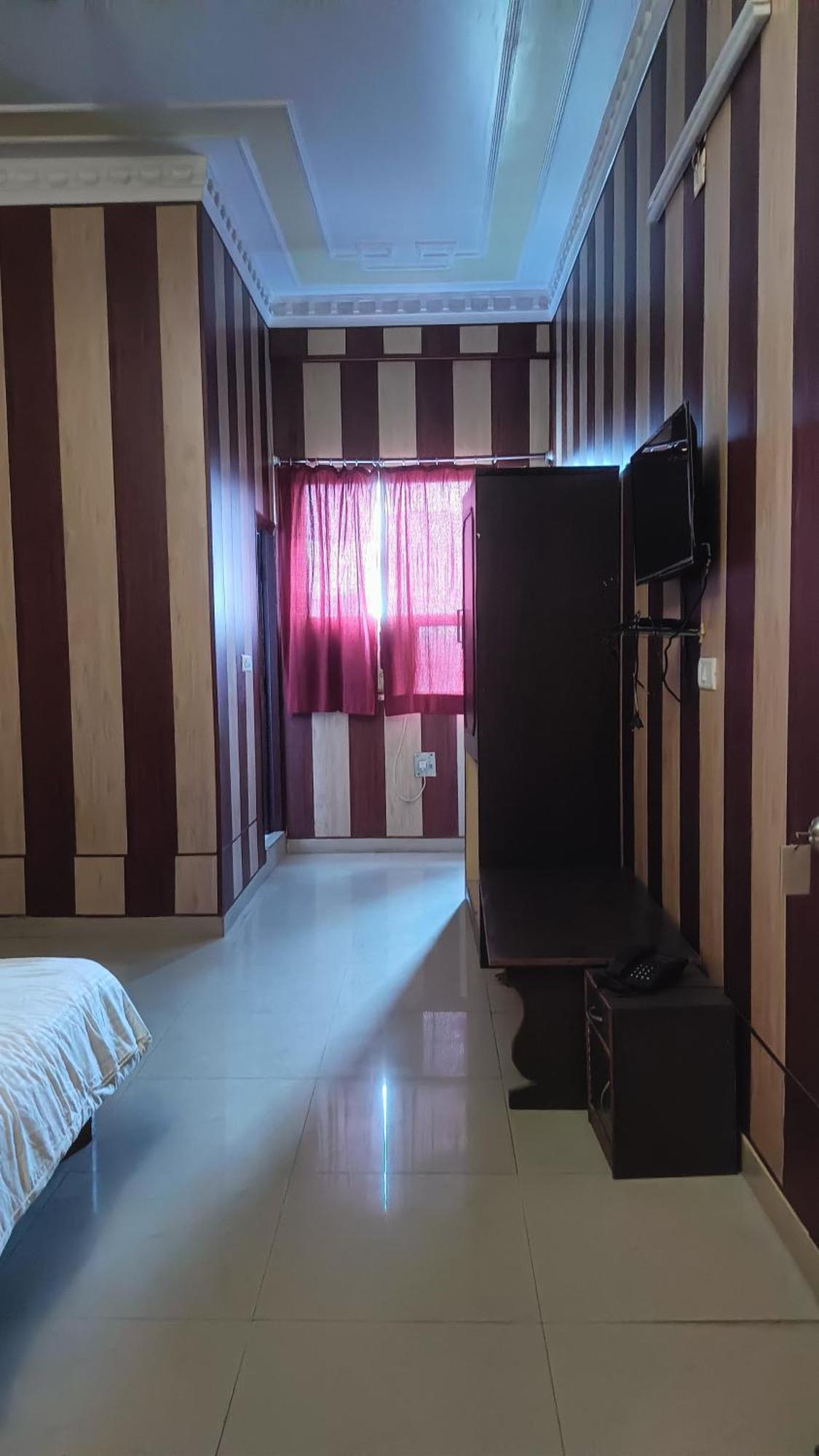 M D Palace Guest house *